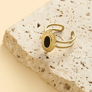 Bague ouverte vintage dorée avec émail noir ovale et texture soleil sur pierre