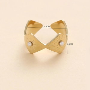 Bague losange dorée vintage avec perles, diamètre 1,8cm et largeur 0,9cm spécifié