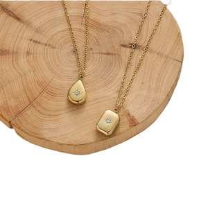 Colliers dorés avec pendentifs goutte et rectangle gravés d'une étoile et pierre