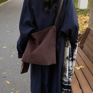 Sac fourre-tout en daim marron foncé avec petite pochette sur modèle en automne