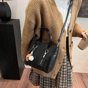 Borsa a secchiello minimalista in pelle nera con ciondoli baseball e tracolla