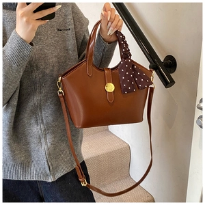 Sac sceau vintage caramel avec poignées et foulard à pois élégant pour femme