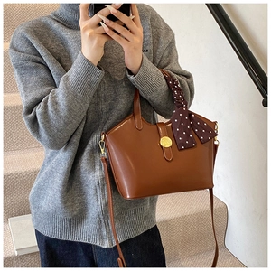 Sac à main vintage en cuir marron avec foulard à pois et fermoir en relief doré