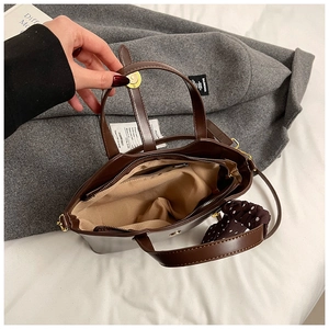 Détails intérieurs d'un sac cabas en cuir marron avec doublure beige et foulard à pois