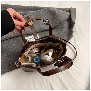 Vue intérieure du cabas en cuir marron foncé avec compartiments spacieux et doublure beige
