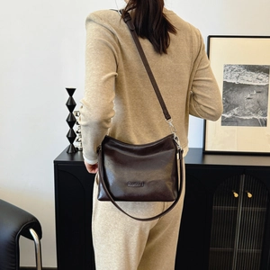 Vintage braune Leder-Tragetasche für Damen mit silbernem Logo und geräumigem Gurt