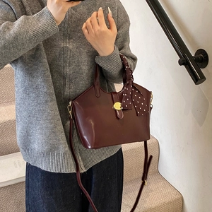 Sac seau rétro bordeaux en cuir avec foulard à pois et détails en métal doré