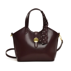 Sac à main rétro en cuir bordeaux avec foulard à pois et boucle dorée, vue de face