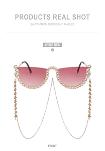 Détail de lunettes de soleil sans monture dégradé bordeaux avec strass et chaîne étoile dorée