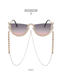 Détail de lunettes de soleil œil-de-chat sans monture avec dégradé gris rose et chaîne