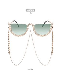 Détail de lunettes de soleil dégradé vert sans monture avec strass et chaînes