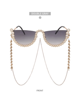 Détail de lunettes de soleil sans monture avec strass, verres dégradés et chaîne