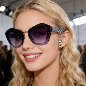 Lunettes de soleil œil-de-chat à verres violets dégradés avec pendentif argenté