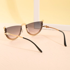 Lunettes de soleil œil de chat sans monture avec strass et chaîne dorée pour femmes