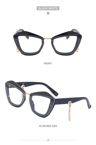 Détail de lunettes de soleil œil-de-chat avec accents bleus et pendentifs lettre M
