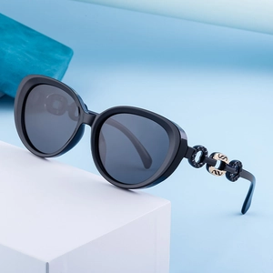 Fashionable black cat-eye polarized sunglasses with golden metal chain temple details