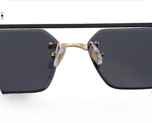 Détail du pont en métal réglable et des plaquettes de lunettes de soleil sans monture