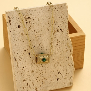 Collier vintage en acier inoxydable doré avec pendentif cylindrique en zircon vert