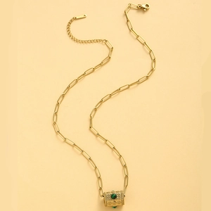 Détail du collier chaîne trombone dorée avec pierre malachite verte et poinçon S925