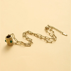 Collier vintage doré à maillons trombones avec pendentif hexagonal en pierre verte