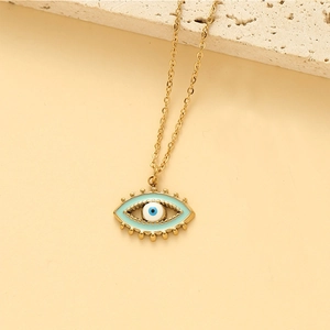 Détail du pendentif œil bleu en émail et de la fine chaîne dorée en acier inoxydable