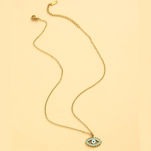 Détail du collier en acier inoxydable doré avec pendentif œil bleu et petits cils