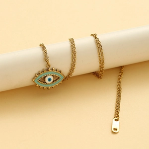 Détail macro du pendentif Œil d'Hathor doré en émail bleu clair avec chaîne en O