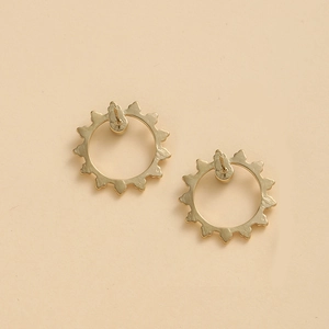Détail de boucles d'oreilles en acier inoxydable doré 14k avec design ajouré en soleil