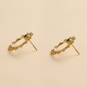 Boucles d'oreilles rondes évidées dorées vintage avec pierre verte et relief