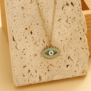 Collier minimaliste œil protecteur en émail bleu et finition dorée sur pierre