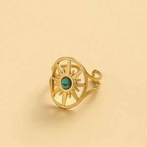 Détail macro de la bague étoile dorée avec incrustation de turquoise et design creux