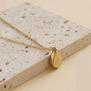 Collier en acier titane avec pendentif goutte d'eau et zircon en finition or 14K