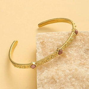 Retro gold-plated stainless steel cuff bracelet with three pink natural stones and hammered texture