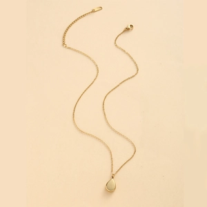 Détail du collier en acier inoxydable plaqué or 14K avec pendentif goutte et fermoir mousqueton