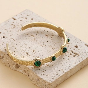 Bracelet jonc ajustable en acier inoxydable doré martelé avec pierres de malachite
