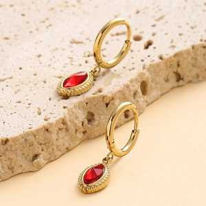 Boucles d'oreilles en acier plaqué or 14K avec pendentifs rubis rouges marquise