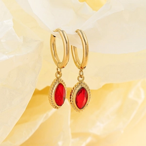 Détail de boucles d'oreilles plaquées or 14K avec rubis marquise et bordure milgrain