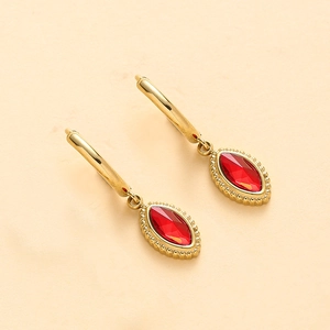 Boucles d'oreilles créoles dorées 14K avec pierres précieuses rubis taille marquise