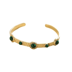 Bracelet manchette ajustable en acier doré avec pierres turquoise et texture martelée