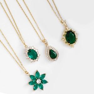 Colliers dorés élégants avec pendentifs en pierre verte aux formes géométriques