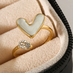Bague en forme de cœur plaquée or 14k avec émail marbre et cristaux