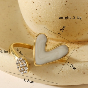 Détail montrant les dimensions d'une bague dorée 14k avec cœur et strass brillants