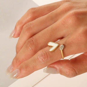 Bague ajustable plaquée or 14k avec cœur en nacre blanche et cristaux scintillants