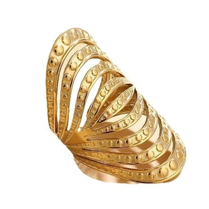 Bague dorée multicouche chic pour femme avec textures uniques de rivets perlés
