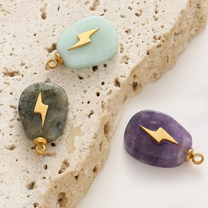 Pendentifs en pierre naturelle avec éclair doré sur socle en pierre texturée