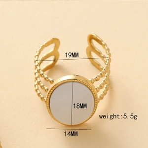 Détail d'une bague large dorée 18K avec diamètre interne de 19mm et poids de 5,5g