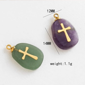 Detailansicht der 12mm x 14mm Eiform-Anhänger aus Amethyst und Aventurin mit Goldkreuzen