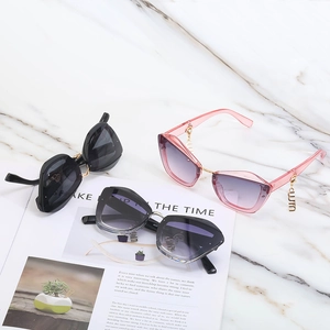 Lunettes de soleil œil de chat géométriques avec pendentif en métal doré pour femme