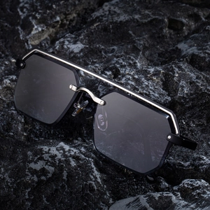 Lunettes de soleil sans monture carrées pour hommes avec double pont sur roche sombre
