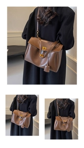 Détail d'un sac à main en cuir marron avec fermoir tournant doré et bandoulière réglable